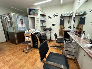 Local commercial dans Bellvitge. Traspaso en venta en lhospitalet de llobregat