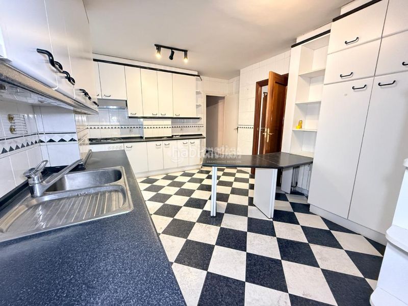 Foto d524ef98-f282-46b3-b6a7-7d4e3f6fa7b4. Pis a Guindalera Madrid