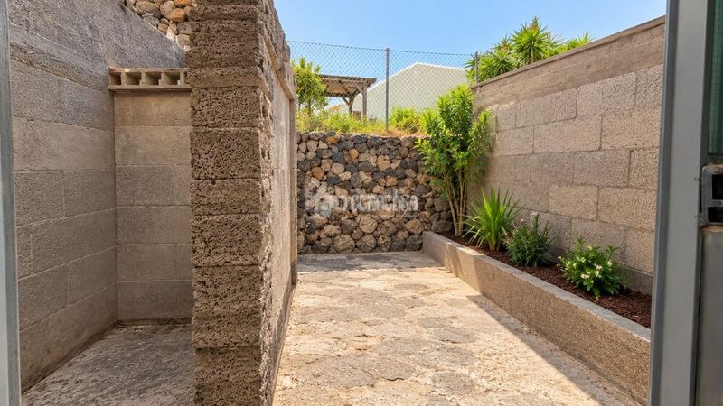 Foto c219b446-275f-495b-b797-f6e56bd1a52c. House with parking in igueste de Candelaria Candelaria