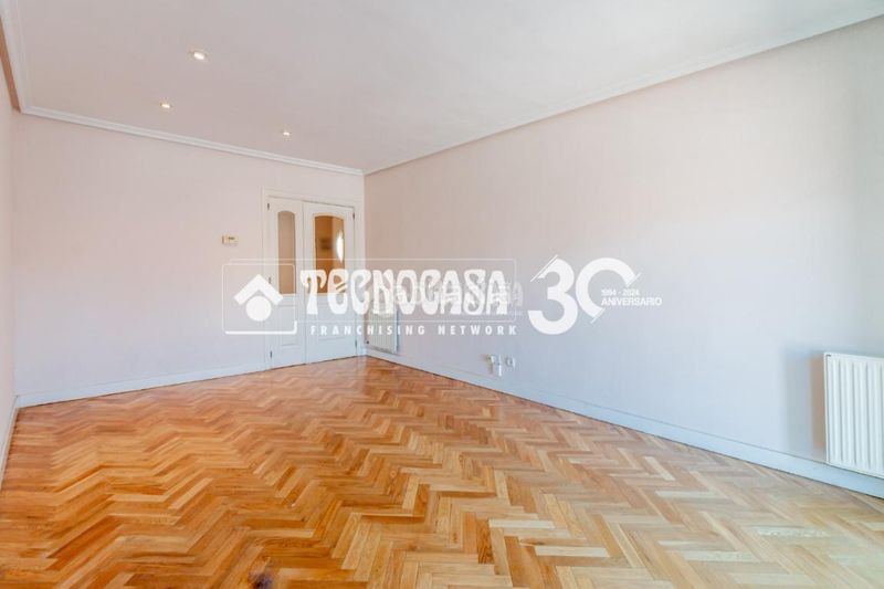 Foto 080ad4aa-176f-4451-add0-27ade2632ce2. Pis amb aparcament a Salvador Madrid