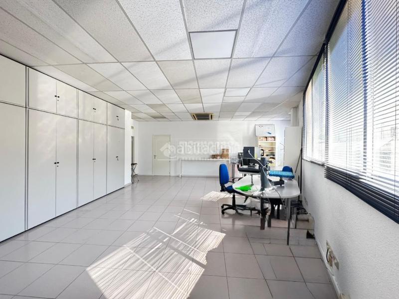 Foto fdafeef5-3bff-4e8e-b7bd-ff547b624270. Local comercial nave en venta en Simancas Madrid