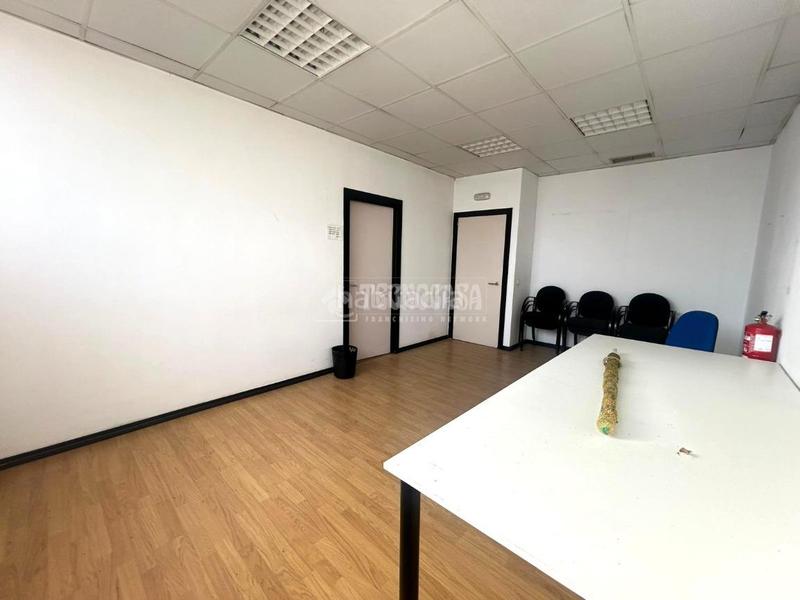 Foto 37857942-5fc9-4729-a5d1-83c5e0f0b51b. Local comercial a Simancas Madrid