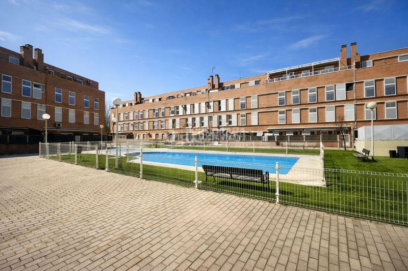 Foto d4536f92-bd5f-4b40-8565-9d3ae616f4bb. Pis amb calefacció aparcament piscina a Parque Manuel de Vega-Carretera de Ugena Illescas
