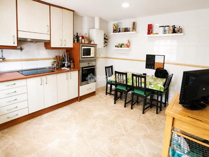 Foto 4128ac99-ac4d-42bd-acb3-40f334394ad9. Casa aparellada amb aparcament a Yuncos