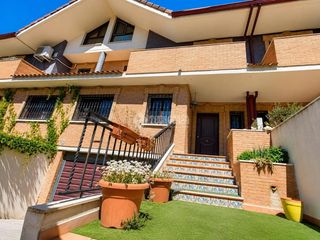 Casa aparellada a Yuncos. Casa en venta en yuncos