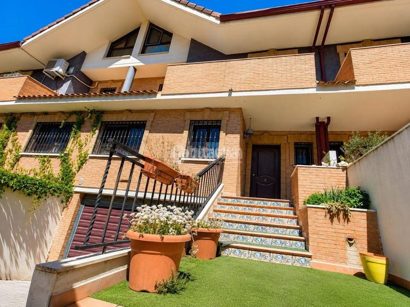 Foto bb1722fd-3a4d-4877-8c9a-3e31c24684e6. Casa aparellada amb aparcament a Yuncos