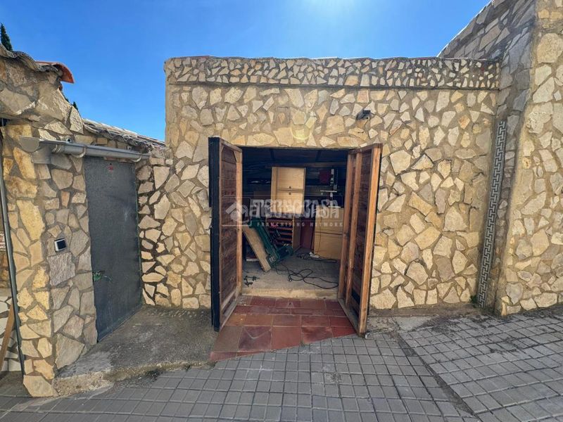 Foto 06f61b7b-5e0b-4215-9847-182aabcebbc4. Casa amb aparcament piscina a Montroi / Montroy