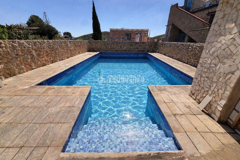 Foto 89fc4a58-d369-484e-961f-5b34a2ff448e. Casa amb aparcament piscina a Montroi / Montroy