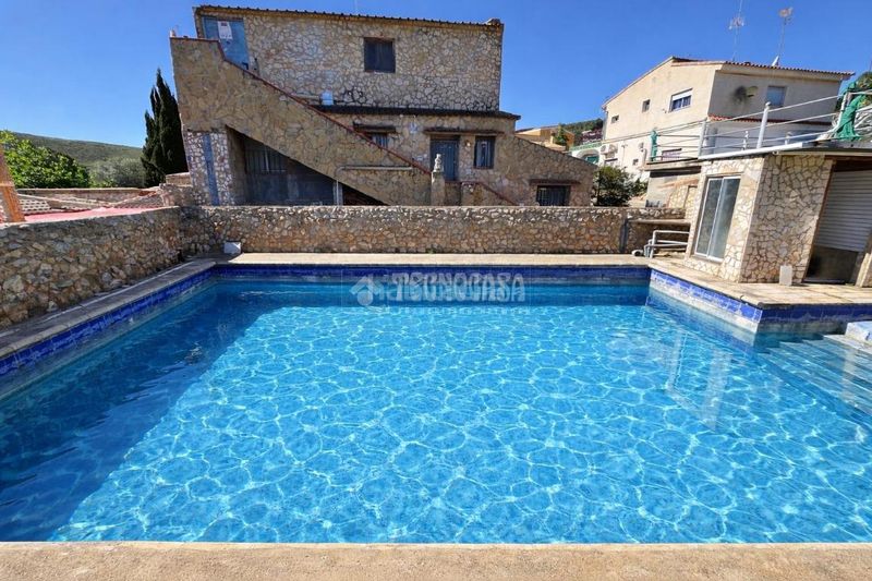 Foto a1a983b8-74a6-4496-8c8a-2bb97cd199f4. Casa amb aparcament piscina a Montroi / Montroy