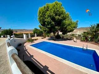 Bauernhof en La huelga s/n. Descubre el potencial de este cortijo con olivos