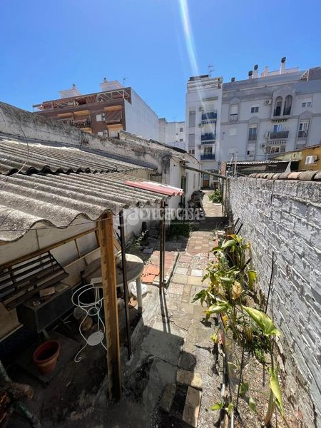 Foto ed4016be-1b92-45b2-b249-4d4155ed237d. Casa aparellada a Isla Chica Huelva