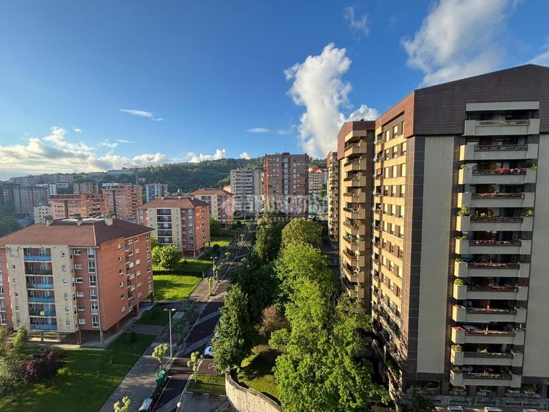 Foto fd8fbceb-a578-445f-8988-fe541382a899. Piso  en venta en Txurdinaga Bilbao