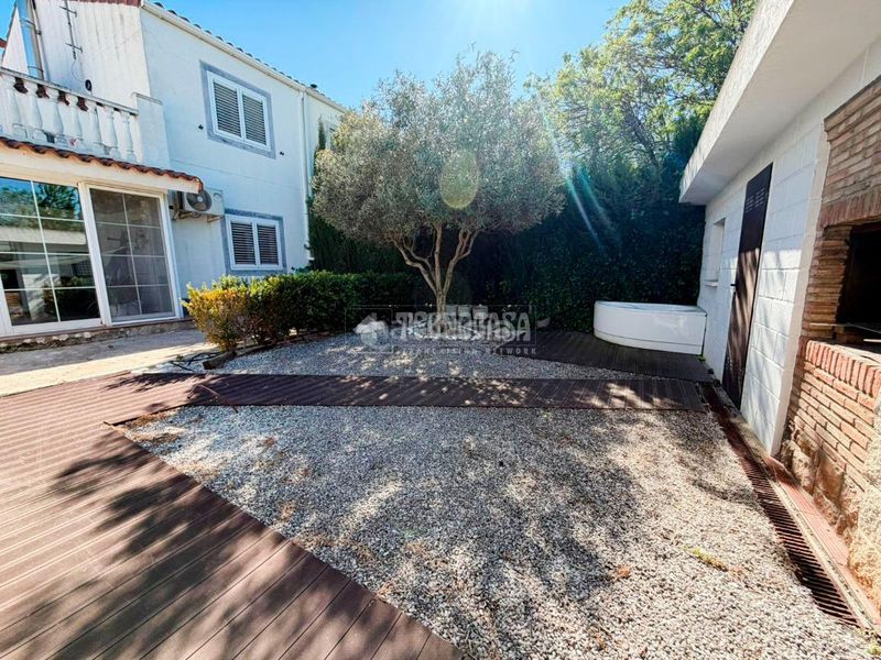 Foto 75b08da8-99a2-4c89-86e9-f2ff7e005949. Casa con riscaldamento parcheggio piscina in Pinseque