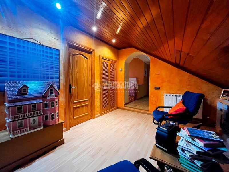 Foto 5e7afda6-e23b-415c-b57c-036a5847435b. Casa aparellada amb calefacció aparcament a Sobradiel