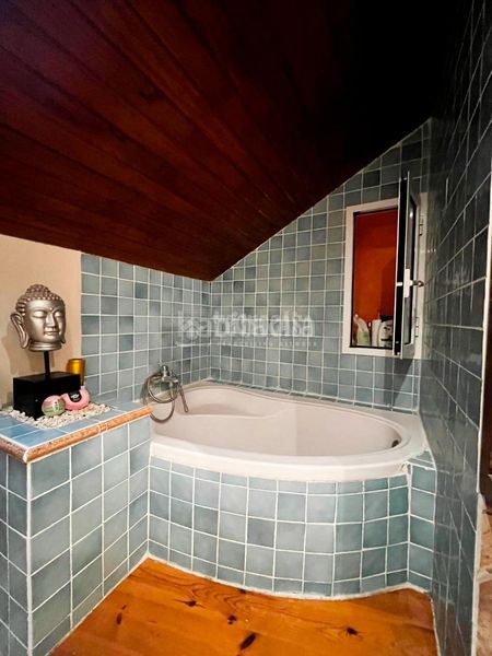 Foto 5f63bfc4-106c-4223-bd89-b5b1e619cdd8. Casa aparellada amb calefacció aparcament a Sobradiel