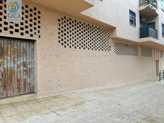 Local commercial à Avenida de oceanía. Amplio y espléndido local en san bernabé
