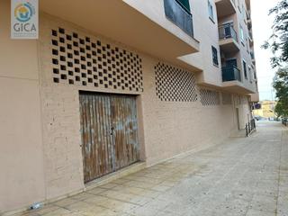 Local commercial à Avenida de oceanía. Amplio y espléndido local en san bernabé