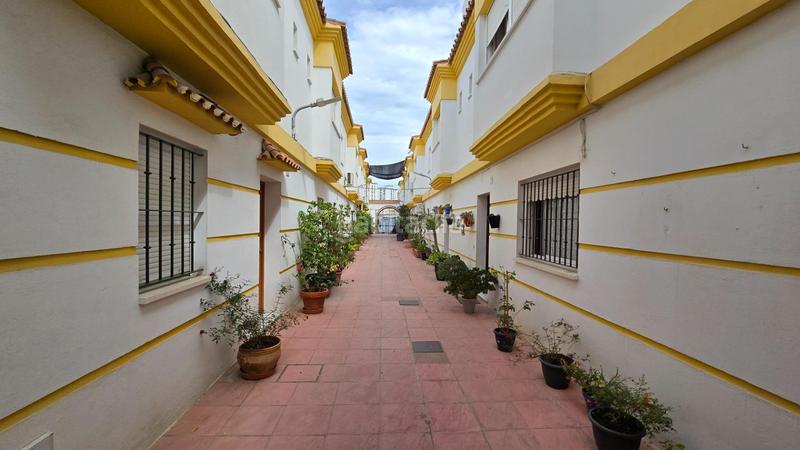 Foto 4b8824b6-b7d2-4f7e-827e-e896e7984259. Casa adossada amb aparcament a San José-San Bernardo Línea de la Concepción (La)