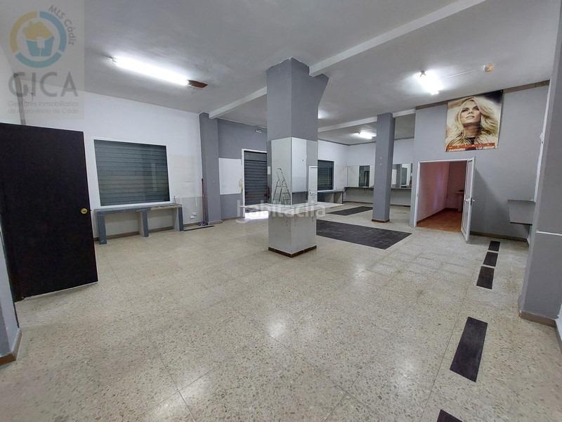 Foto 207d480f-57b3-4636-aa8c-87eff234b765. Local comercial amplio local comercial en el corazon de las colinas en Algeciras