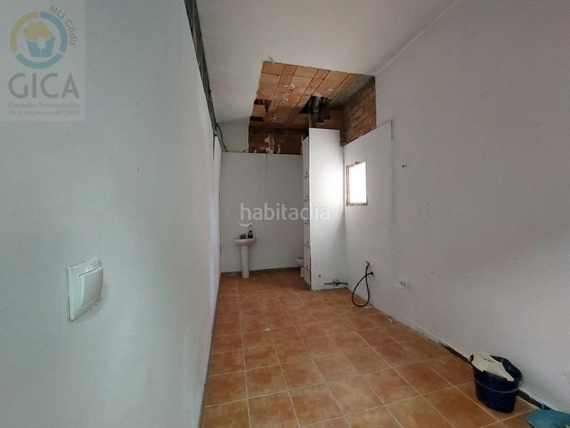 Foto 42afde2d-68e3-4758-8074-8283db56fc55. Local comercial amplio local comercial en el corazon de las colinas en Algeciras