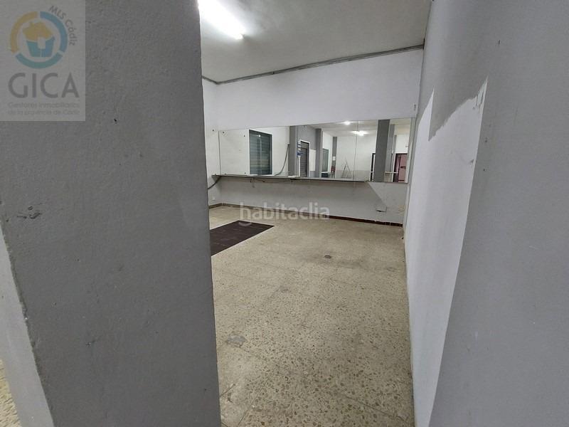 Foto e0759aa5-6a1d-4500-bbef-2dd0c1f4d26f. Local comercial amplio local comercial en el corazon de las colinas en Algeciras