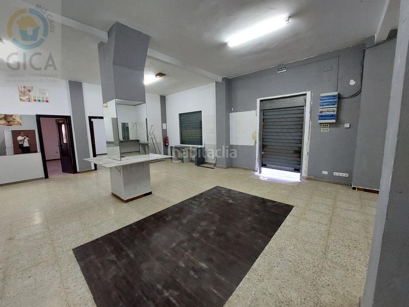 Foto fbeaaf8a-c795-4290-9a82-828054b8e495. Local comercial amplio local comercial en el corazon de las colinas en Algeciras