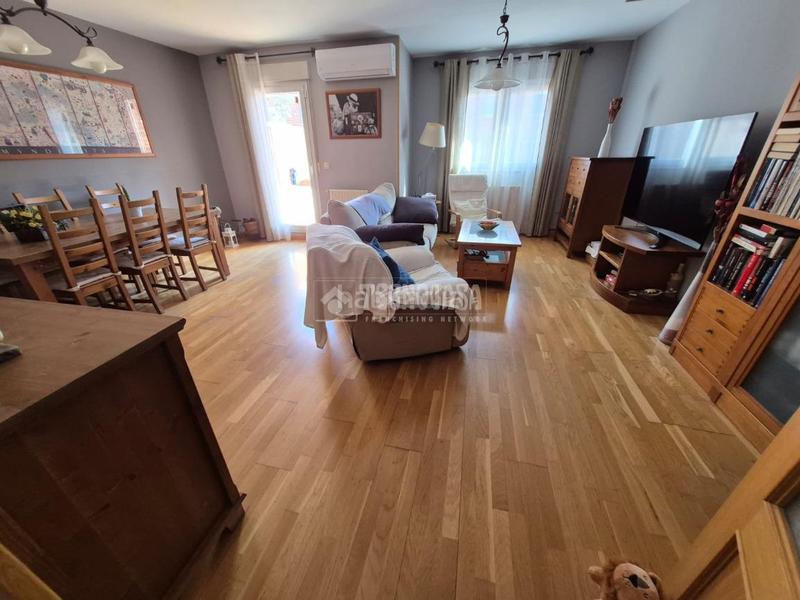 Foto 2519f5cf-e734-4cd6-a666-6b57af4670c9. Casa bifamiliare con riscaldamento parcheggio in Estación Valdemoro