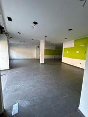 Alquiler Local Comercial en Carrer de la llibertat 162. Local en av. periodista azzati