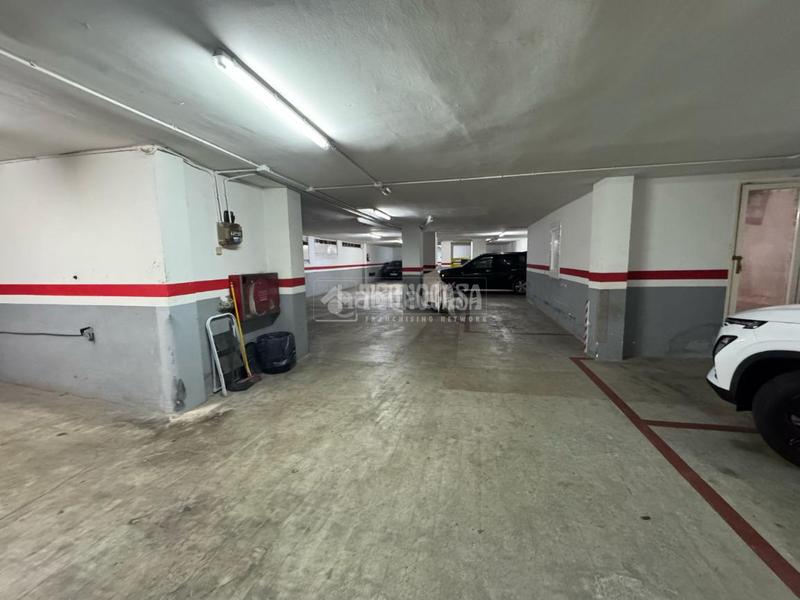 Foto aaca0803-6128-4ff5-ae24-5a1c137c4ae8. Parking coche boxplaza de garaje en venta en Prosperitat Barcelona