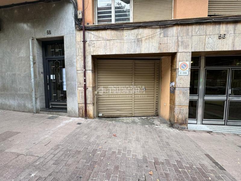 Foto b1837aa8-06b0-412a-872f-9efe9abe76a1. Parking coche boxplaza de garaje en venta en Prosperitat Barcelona