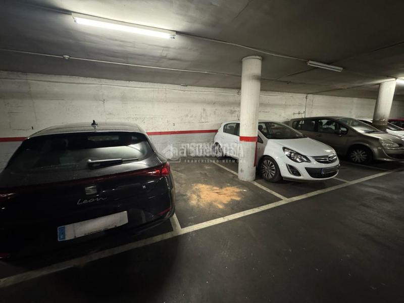 Foto de4ad3a4-002b-4b4a-9e8c-fcfc3b51a7ee. Parking coche boxplaza de garaje en venta en Prosperitat Barcelona