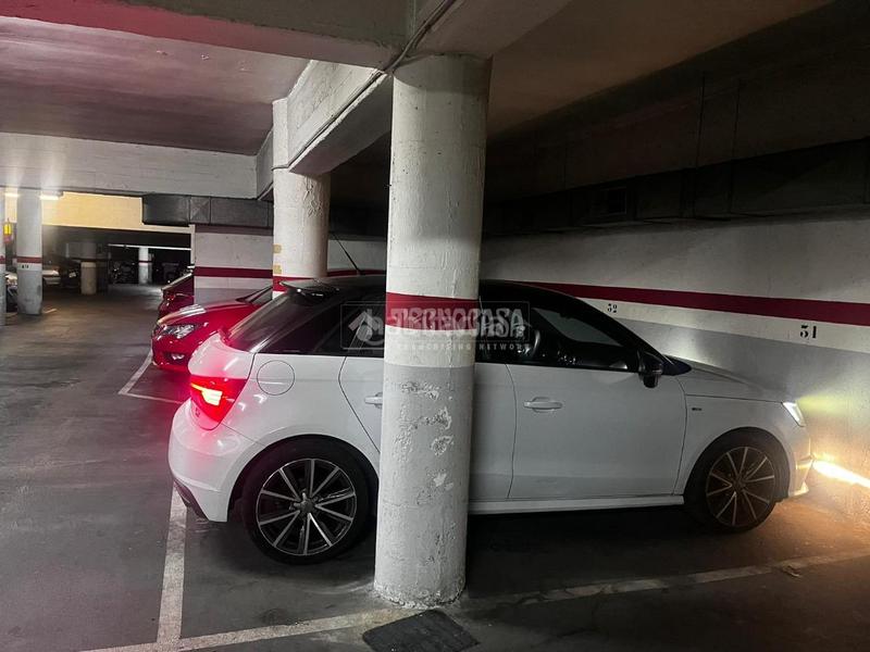 Foto c8a15efe-223f-483f-99df-520c99a4c9f1. Parking coche boxplaza de garaje en venta en Prosperitat Barcelona