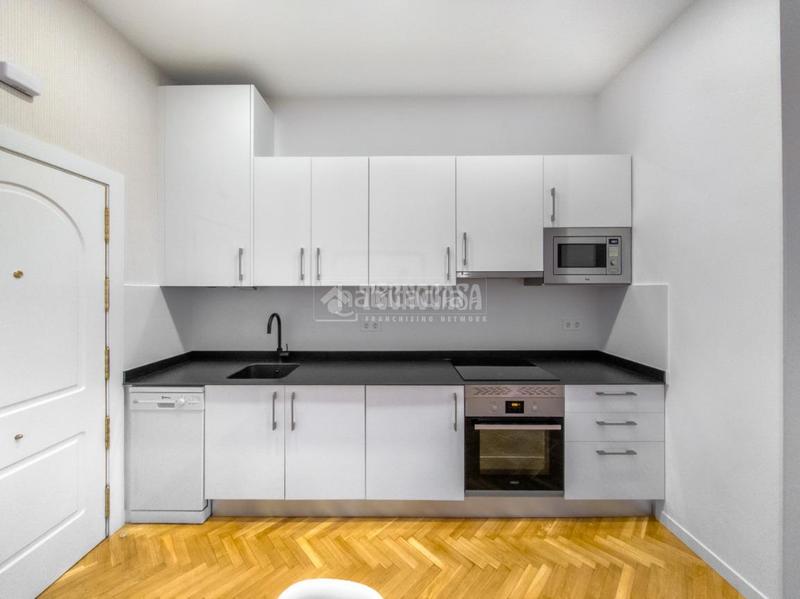 Foto 6c158606-f75f-49e9-88ee-60fe057c4694. Location appartement dans Sol Madrid