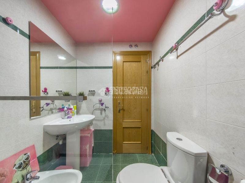 Foto 59a27951-9915-4b0f-b897-bd4e0363cdb9. Casa aparellada amb calefacció aparcament piscina a Rivas - Vaciamadrid