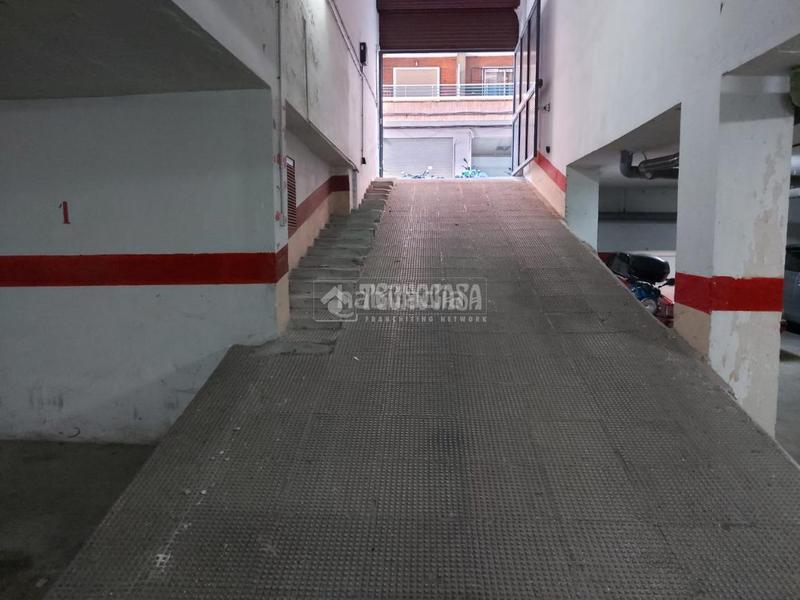 Foto ff824dba-21a2-4b90-8947-fae436ce63c3. Parking voiture dans Camino de Ronda Granada