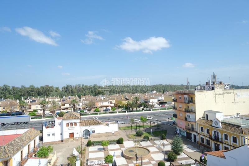 Foto aac6d0ae-53af-4652-b1d2-38d65ef109cb. Edificio  en venta en Gelves