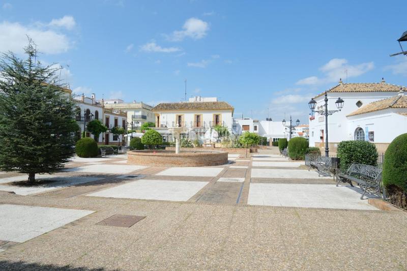 Foto be00b80a-da6d-41ec-99b6-4a65935b3b0e. Edificio  en venta en Gelves