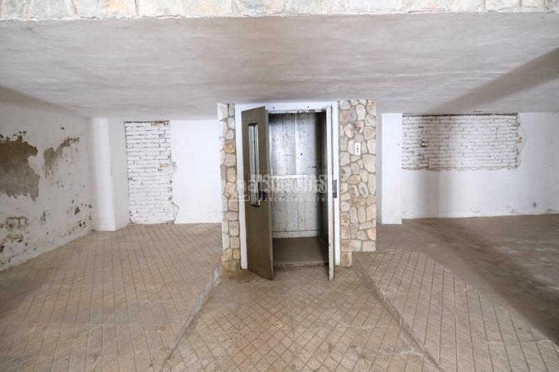 Foto f662be56-1cab-4c83-b431-3e40c7feaf85. Edificio  en venta en Gelves