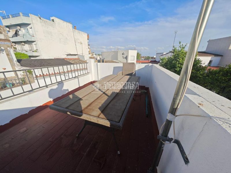 Foto 5151f22b-d806-4b71-ae09-e734e23b568b. Casa aparellada a Las Almenas Tomares