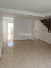 Casa aparellada  Clara campo amor. Casa en venta en palomares del río