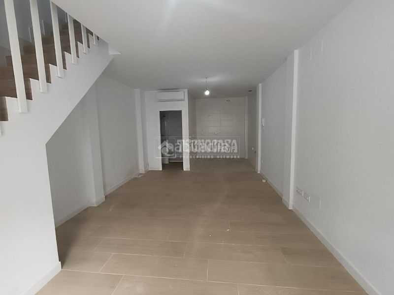 Foto a444686d-91e6-4603-aaac-1b5a546f5df5. Casa aparellada a El Cerro Sevilla