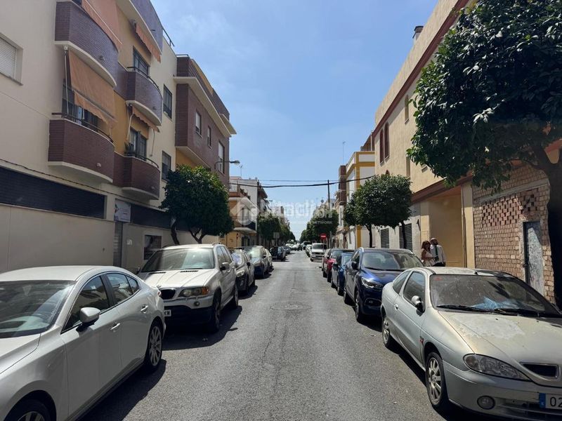 Foto e1b9ae22-1518-48c3-bccf-a688f4a5f831. Aparcament cotxe a El Cerro Sevilla