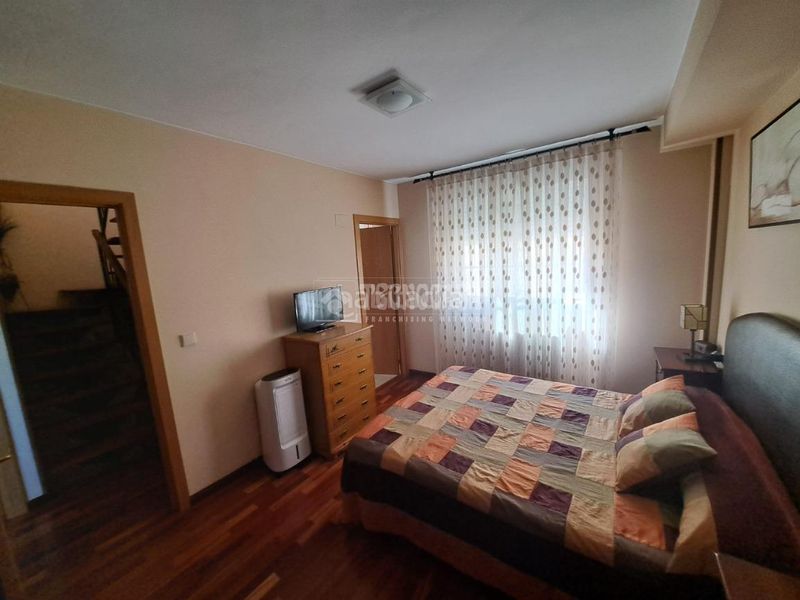 Foto 7a0e387f-54bb-4e0b-9ef0-a13de08e4835. Casa aparellada amb calefacció aparcament a María de Huerva