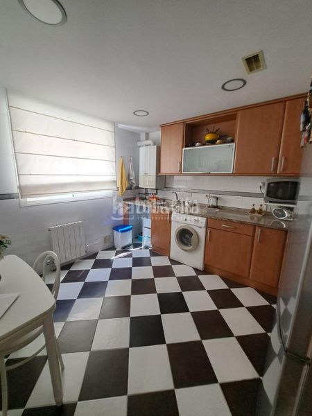 Foto c37109e3-46fc-470b-b706-f9240b222184. Casa aparellada amb calefacció aparcament a María de Huerva