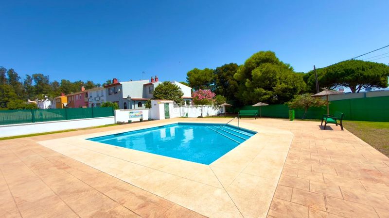 Foto a8292dda-0d90-4de3-b000-b03b26868e35. Casa aparellada amb aparcament a Barrios (Los)