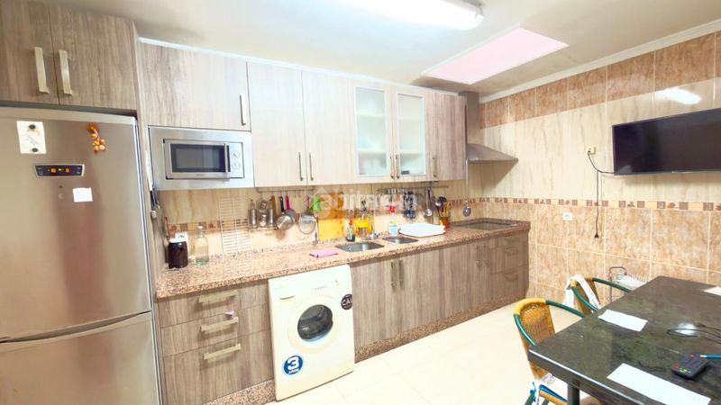 Foto b8877b2f-7205-432f-b6bc-b1824519c2d9. Casa aparellada amb aparcament a Barrios (Los)