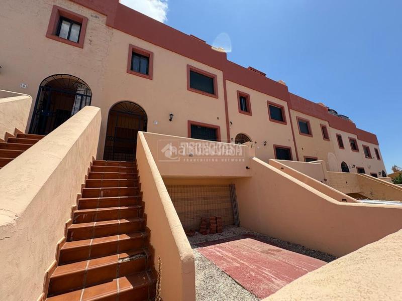 Foto 023a4d17-5486-43c0-89f6-46869e3d9958. Casa aparellada a La Duquesa Manilva