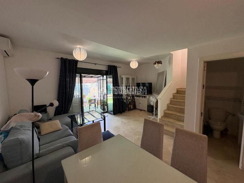 Foto 9ffa0f9e-e3d0-4a35-8447-c27e3d9ff375. Casa aparellada a La Duquesa Manilva