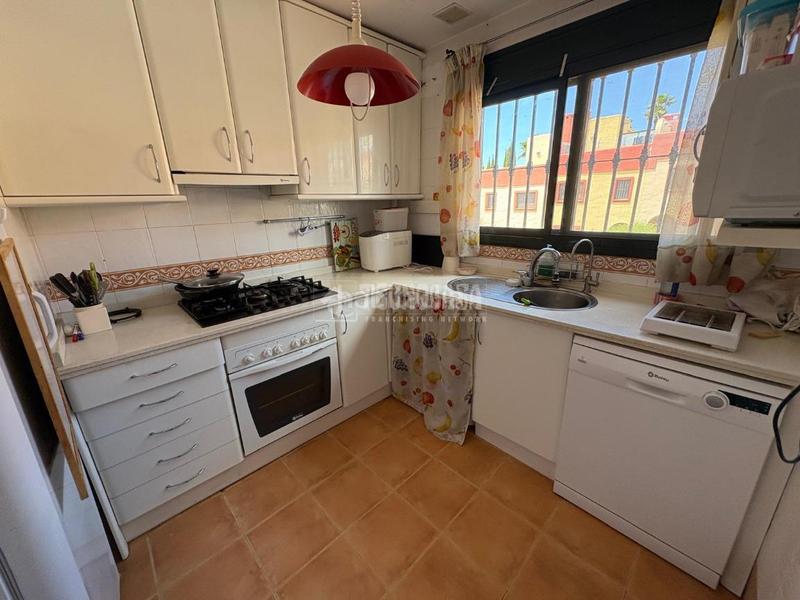 Foto efaaeb3b-cda7-4dd9-ba6a-9ea58f4484a2. Casa aparellada a La Duquesa Manilva