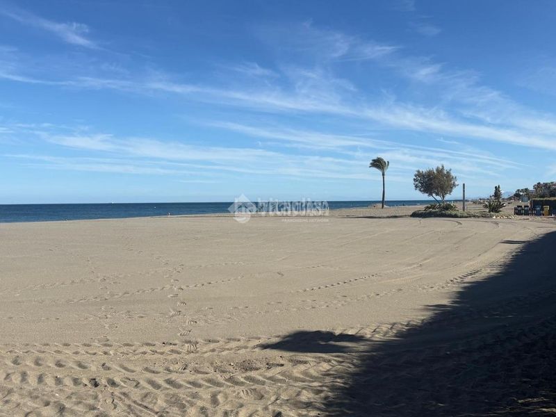Foto 5da9fd9c-2ed8-41a6-9172-fa9abc42e283. Casa aparellada amb piscina a marina de Casares Casares